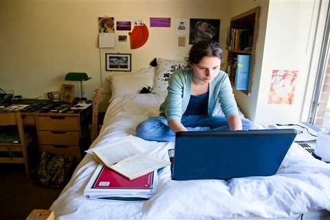 Best Scholarship Websites for College Students in 2025